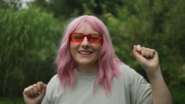 Αστεία Εκκεντρική Γυναίκα Ροζ Μαλλιά Χορεύει Διασκεδάζει Χαμογελάει Φόντο Τον — Αρχείο Βίντεο