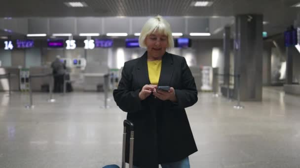 Terminal Aeroporto Senior 50S Mulher Negócios Espera Voo Usando Telefone — Vídeo de Stock