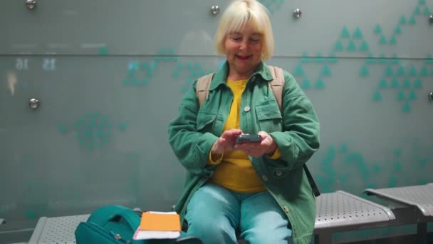 Zbliżenie Starszą Białą Kobietę Lotnisku Sprawdzającą Smartfonie Kartę Pokładową Czekającą — Wideo stockowe