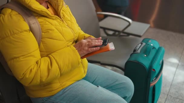 机场的白种人紧紧抓住她的手 一边检查她的智能手机 一边等着她的机票 — 图库视频影像