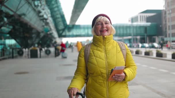 Senior Hermosa Rubia Años Mujer Con Una Maleta Cerca Terminal — Vídeos de Stock