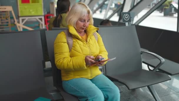 Detailní Záběr Starší Běloška Letišti Kontrolu Její Chytrý Telefon Zatímco — Stock video