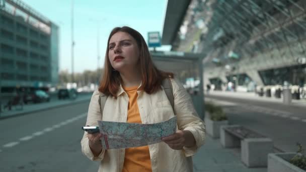 Podróże Lotnisko Podekscytowana Kobieta Mapą Podróży Korzystała Smartfona Pobliżu Terminalu — Wideo stockowe