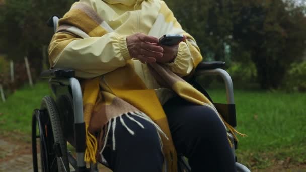 Oříznout Pohled Ženu Pestrém Stylovém Oblečení Tělesným Postižením Používá Mobilní — Stock video