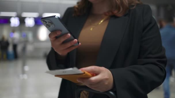 Terminal Lotniska Bizneswoman Czeka Lot Pomocą Smartfona Przeglądanie Internetu Social — Wideo stockowe