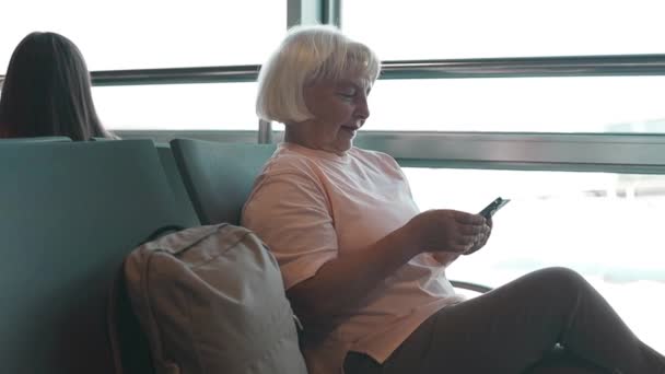 Mulher Bonita Sênior Com Bagagem Segurando Telefone Aeroporto Antes Check — Vídeo de Stock