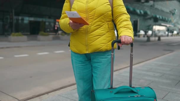 Senior Beautiful Blonde 50S Woman Suitcase Airport Terminal Female Holding — Stock Video