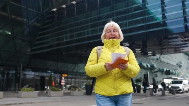 Starsza Piękna Blondynka Tce Walizką Pobliżu Lotniska Kobieta Posiadająca Paszporty — Wideo stockowe