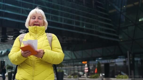 Starsza Piękna Blondynka Tce Walizką Pobliżu Lotniska Kobieta Posiadająca Paszporty — Wideo stockowe