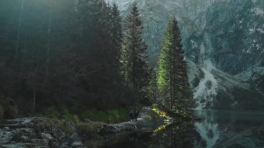 Tatra Ulusal Parkı, Polonya. Ünlü Dağlar Morskie Oko Gölü veya Deniz Gözü Gölü Yaz Sabahı Gündoğumu. Tatras Gölü üzerindeki güzel güneş ışınları. Yüksek kaliteli FullHD görüntüler