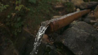 Polonya 'daki Zakopane, Tatra Dağları yakınlarındaki Morskie Oko Gölü' ndeki ormandaki su kaynağı. Yüksek kaliteli FullHD görüntüler