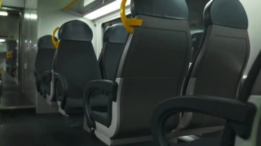 Modern ekspres trenin içinde. Pencerede kimse kılını kıpırdatmaz. Hareket bulanıklığı. Rahat sandalyeler ve ön planda masa, doğanın penceresi. Seyahat, İtalya, Avrupa. Yüksek kaliteli FullHD görüntüler