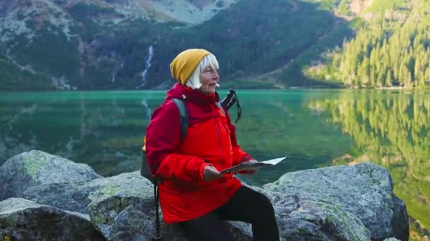 Glückliche Seniorin Sucht Eine Landkarte Den Bergen Morskie Oko See — Stockvideo