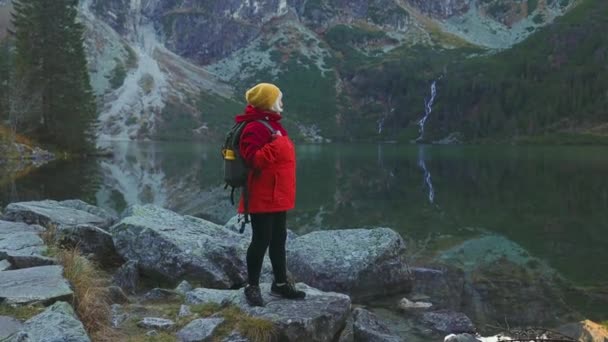 Starsza Kobieta Stroju Sportowym Plecakiem Trekkingowym Bawiąca Się Ciesząca Skale — Wideo stockowe