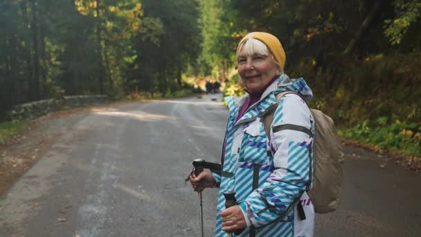 Fall Backpacker Kvinna Vandring Kul Promenader Vägen Bergen Hösten Äventyrsresor — Stockvideo