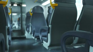 Bir yolcu treninin içindeki boş koltuklar. Boş bir vagonun içinde. Hareket halindeki bir trende boş koltuklar, tüm tren boş.. 