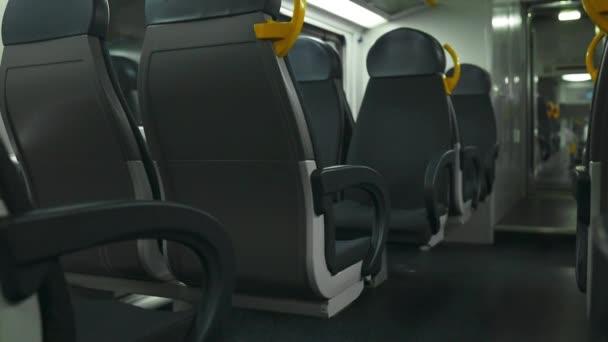 旅客列车内部的空座位 在一个空车厢里火车上的空座位 整列火车都是空的 — 图库视频影像