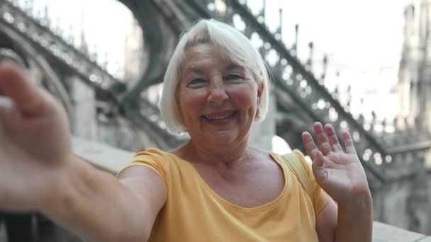 Senior Gelukkig Toerist Maken Selfie Foto Voor Beroemde Duomo Kathedraal — Stockvideo