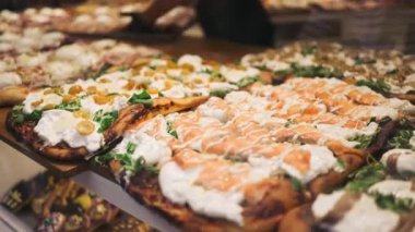 İtalya 'nın Bergamo kentindeki bir restoranda taze yapılmış Focaccia, geleneksel yerel ekmek seçimi. Yüksek kaliteli FullHD görüntüler