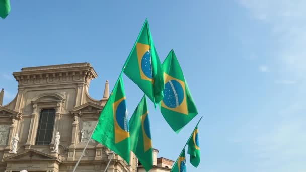Realistyczne Flagi Brazylii Machające Wietrze Przed Słońcem Wysokiej Jakości Materiał — Wideo stockowe