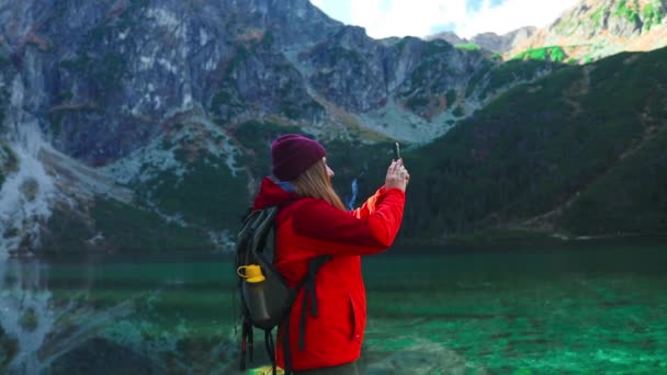 Τουριστική Πεζοπόρος Γυναίκα Backpacker Στο Βράχο Απολαμβάνοντας Λήψη Selfie Smartphone — Αρχείο Βίντεο
