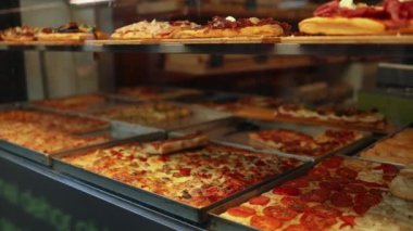 İtalya 'nın Bergamo kentindeki fırının tezgahında İtalyan Focaccia pizzası. Yüksek kaliteli FullHD görüntüler