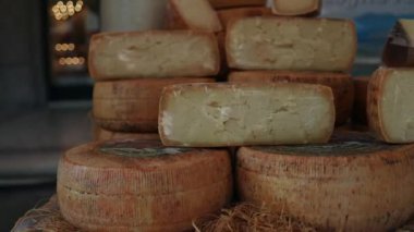 Çiftçi pazarının tezgahında el işi peynir çeşitleri. Çiftçi pazarı küçük bir işletme olan özel bir peynir fabrikasının ürünlerini sunar. Çeşitli peynir türleri tarafından üretilir. Yüksek