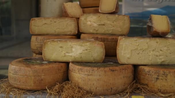Çiftçi Pazarının Tezgahında Işi Peynir Çeşitleri Çiftçi Pazarı Küçük Bir — Stok video