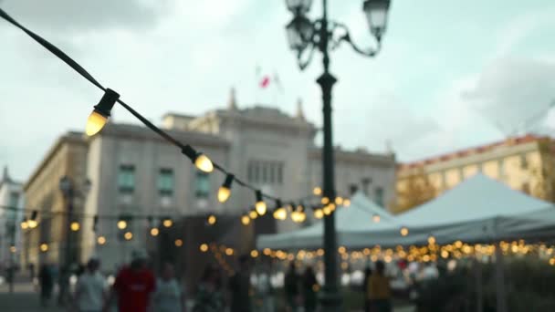 时尚的圣诞节金色的灯饰和冷杉枝条 金色的灯饰点缀在城市街道度假市场的大楼前 圣诞街道装饰 优质Fullhd影片 — 图库视频影像