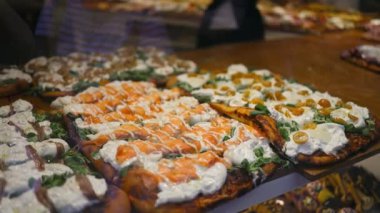 İtalya 'nın Bergamo kentindeki bir restoranda taze yapılmış Focaccia, geleneksel yerel ekmek seçimi. Yüksek kaliteli FullHD görüntüler