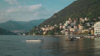 Como Gölü kıyıları ve Villa del Balbianello malikanesinin manzarası. Bu mekan ünlü film seti olarak bilinir. Como Gölü 'nde taşınıyor. Tremezzina, Como Gölü, Lombardy, İtalya. Yüksek kalite FullHD