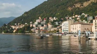 Como Gölü kıyıları ve Villa del Balbianello malikanesinin manzarası. Bu mekan ünlü film seti olarak bilinir. Como Gölü 'nde taşınıyor. Tremezzina, Como Gölü, Lombardy, İtalya. Yüksek kalite FullHD