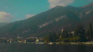 Como Gölü kıyıları ve Villa del Balbianello malikanesinin manzarası. Bu mekan ünlü film seti olarak bilinir. Como Gölü 'nde taşınıyor. Tremezzina, Como Gölü, Lombardy, İtalya. Yüksek kalite FullHD