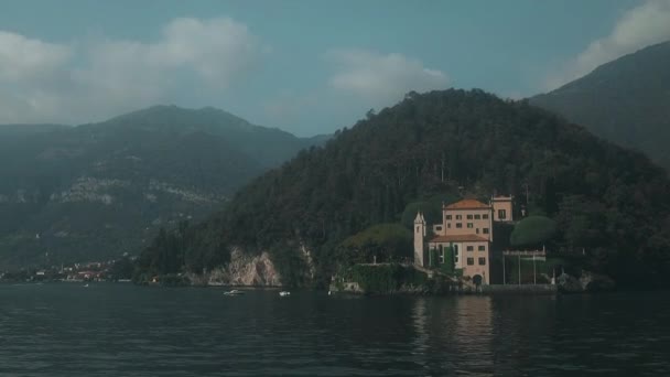 イタリアのコモ湖のヴァレンナ村 イタリアのコモ湖のヴァレンナ 晴れた夏の日には 緑の丘 都市で水の景色を眺めることができます 高品質のフルHd映像 — ストック動画