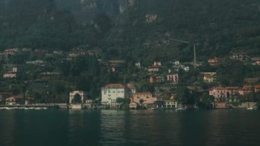 Como Gölü kıyıları ve Villa del Balbianello malikanesinin manzarası. Bu mekan ünlü film seti olarak bilinir. Como Gölü 'nde taşınıyor. Tremezzina, Como Gölü, Lombardy, İtalya. Yüksek kalite FullHD