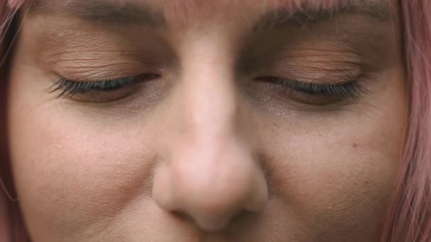 Крупним Планом Відео Зелених Очей Красивої 30S Жінки Дивиться Камеру — стокове відео