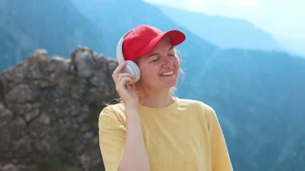 Boldog Aktív Turista Hallgat Zenét Szabadtéri Szabadidős Kirándulás Megcsodálta Táj — Stock videók