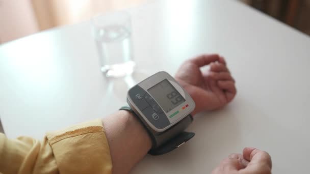 Idős Ellenőrzi Vérnyomást Pulzusszámot Digitális Nyomásmérővel Egyedül Otthon Idősebb Vigyáz — Stock videók