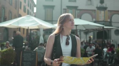 Çekici genç bayan turist yeni şehri keşfediyor. Bergamo 'nun eski kasabasında haritası olan 30' ların gezgin kadın turistinin portresi. Sonbaharda Avrupa 'yı gezmek. 