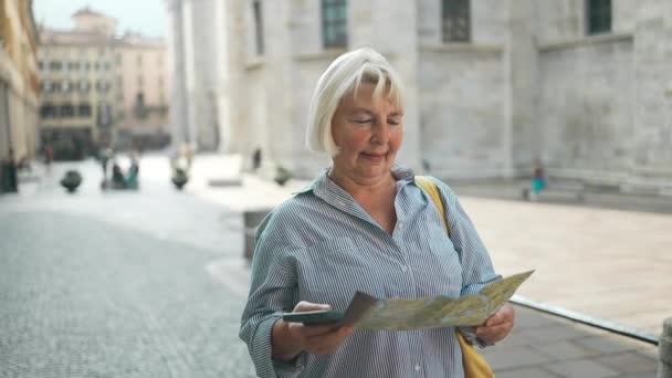 캐주얼 관광객 여성을 탐험하는 여행자는 이탈리아 코모의 오래된 거리에서 지도를 — 비디오