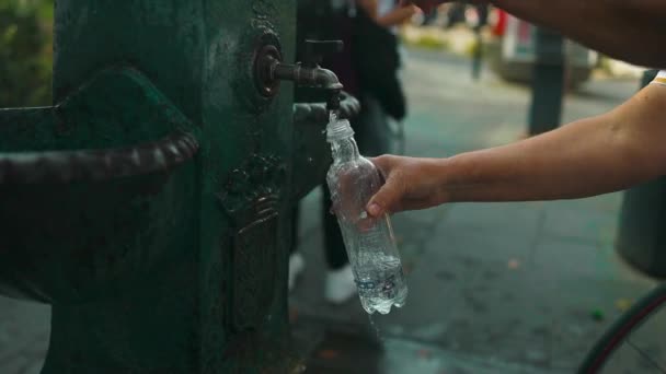 用塑料瓶把水倒在水龙头上 用自来水灌满瓶子 优质Fullhd影片 — 图库视频影像