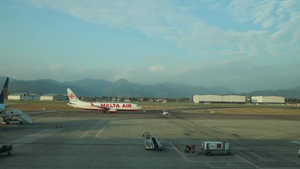 Lotnisko Wieloma Samolotami Zachodzie Słońca Bergamo Włochy Wysokiej Jakości Materiał — Wideo stockowe
