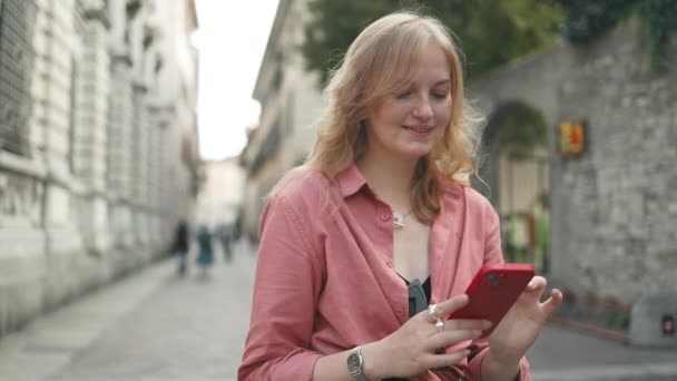 Retrato Uma Bela Mulher Sorridente Usando Telefone Celular Rua Praça — Vídeo de Stock