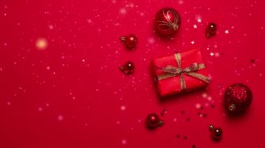 4k Noel kompozisyonu. Hediyeler, kırmızı arka planda kırmızı süslemeler. Noel, kış, yeni yıl konsepti. Düz konum, üst görünüm, kopyalama alanı. 