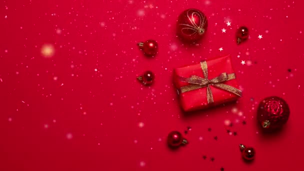 Composição Natal Presentes Decorações Vermelhas Fundo Vermelho Natal Inverno Conceito — Vídeo de Stock