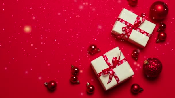 4K圣诞作文 礼物红色背景上的红色装饰圣诞节 新年的概念 平面布局 顶视图 复制空间 — 图库视频影像