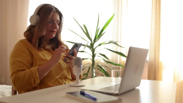 Mujer Grabando Podcast Computadora Portátil Con Auriculares Microscopio Mujer Podcaster — Vídeo de stock