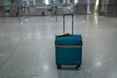 Boş bir havaalanı koridorunda mavi bavul kalkış havaalanı terminalinde seyahat çantaları, tatil konsepti. Mesaj veya tasarım için boş alan. Yüksek kalite fotoğraf