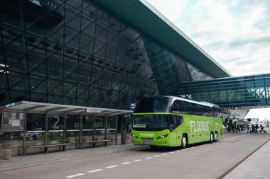 Krakow, Polonya - Ekim 2023: Flixbus logosu yeşil otobüste. Düşük maliyetli, rahat 700 'den fazla durağa seyahat eden Almanların en büyük ağ sağlayıcısı. Avrupa ucuz ulaşım otobüs durağı