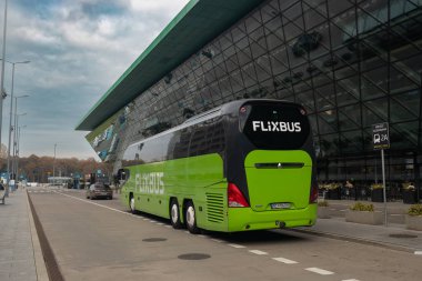 Krakow, Polonya - Ekim 2023: Flixbus logosu yeşil otobüste. Düşük maliyetli, rahat 700 'den fazla durağa seyahat eden Almanların en büyük ağ sağlayıcısı. Avrupa ucuz ulaşım otobüs durağı
